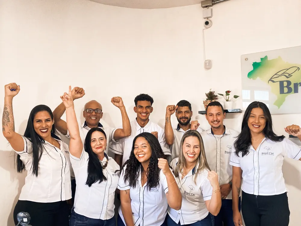Equipe da Brasil Car comemorando com os braços para o alto